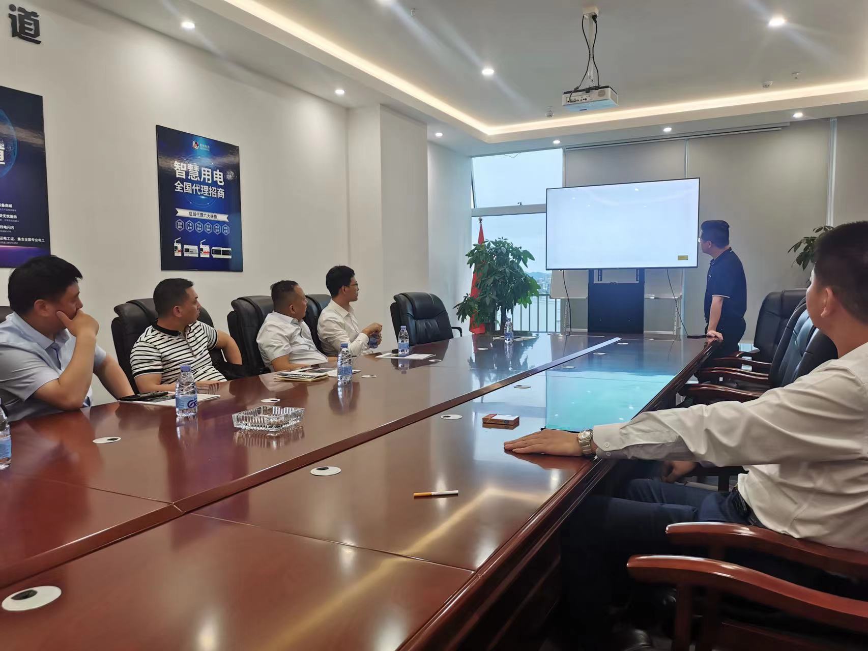 大冶市委常委领导莅临AB.COM科技参观指导