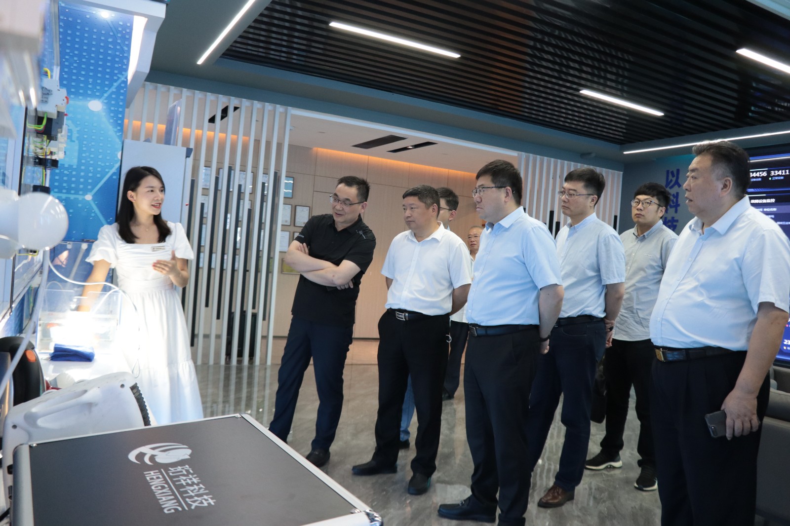 亳州市领导薛副市长一行莅临AB.COM科技指导工作