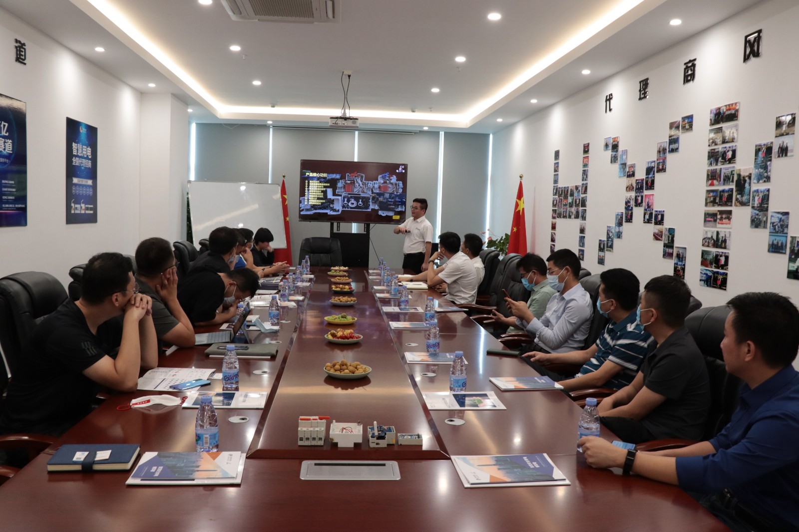 新奥能源集团领导一行莅临AB.COM科技参观指导