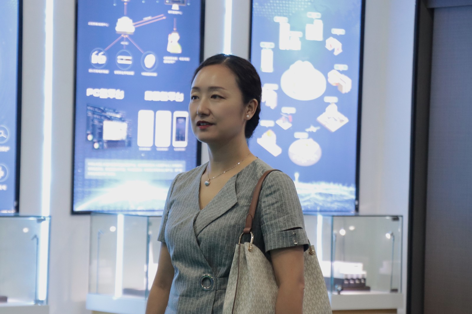 乌鲁木齐经济技术开发区招商服务局莅临AB.COM科技参观指导